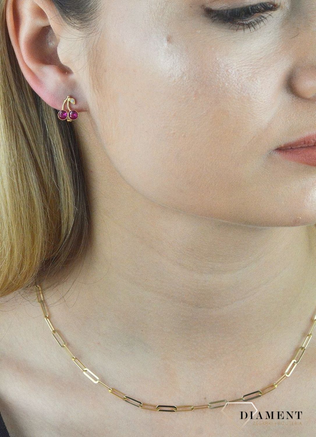 Złote kolczyki dla dziewczynki 585 czerwone wisienki KL 1.Subtelne kolczyki wykonane z żółtego złota, z zapięciem angielski. Biżuteria poprzez unikatowy kształt stanowi przepiękny dodatek do codziennych stylizacji. Złote kolczyki dla.jpg